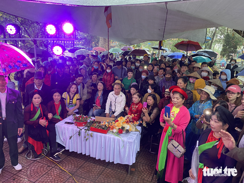 Biển người dự hội Lim, quan họ không ngửa nón nhưng còn nhận tiền - Ảnh 7. Biển người dự hội Lim, quan họ không ngửa nón nhưng còn nhận tiền - Ảnh 7.
