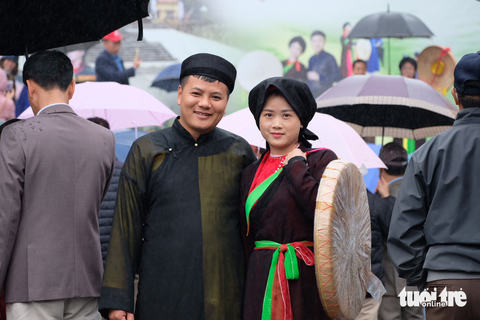 Biển người dự hội Lim, quan họ không ngửa nón nhưng còn nhận tiền - Ảnh 9. Biển người dự hội Lim, quan họ không ngửa nón nhưng còn nhận tiền - Ảnh 9.