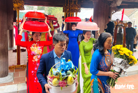 Người dân đùm gần 2.000 bánh chưng mang đến lễ giỗ vua Mai Hắc Đế - Ảnh 2. Người dân đùm gần 2.000 bánh chưng mang đến lễ giỗ vua Mai Hắc Đế - Ảnh 2.