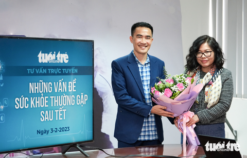 3 bác sĩ đang tư vấn trực tuyến: Sau Tết thường gặp vấn đề sức khỏe nào? - Ảnh 2. 3 bác sĩ đang tư vấn trực tuyến: Sau Tết thường gặp vấn đề sức khỏe nào? - Ảnh 2.