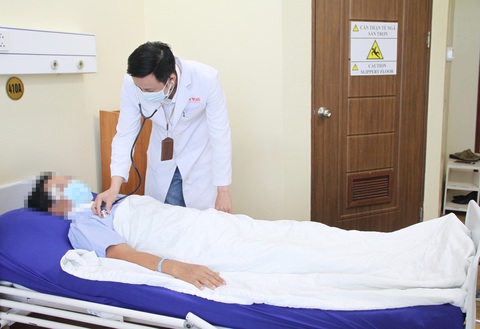 Bị mảnh gỗ ghim vào cổ sau tai nạn giao thông mà không hay - Ảnh 1. Bị mảnh gỗ ghim vào cổ sau tai nạn giao thông mà không hay - Ảnh 1.