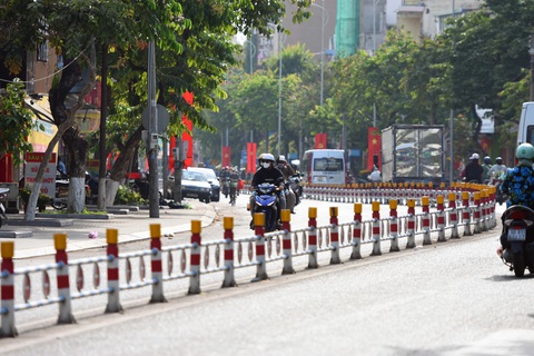 Biên Hòa tháo dỡ dải phân cách ở trung tâm để dân dễ buôn bán - Ảnh 1. Biên Hòa tháo dỡ dải phân cách ở trung tâm để dân dễ buôn bán - Ảnh 1.