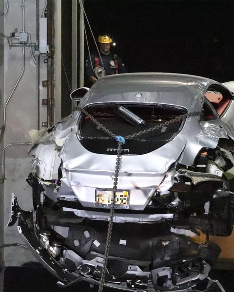 Xe Ferrari tiền tỉ bất ngờ rớt thang máy, bị hư hại nghiêm trọng - Ảnh 3. Xe Ferrari tiền tỉ bất ngờ rớt thang máy, bị hư hại nghiêm trọng - Ảnh 3.