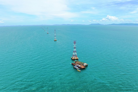 Nhìn lại công trình đường điện 220kV vượt biển lịch sử - Ảnh 1. Nhìn lại công trình đường điện 220kV vượt biển lịch sử - Ảnh 1.