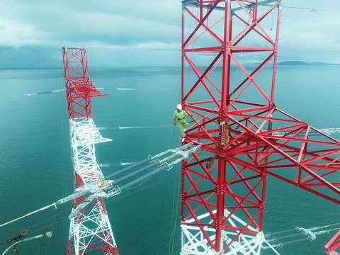 Nhìn lại công trình đường điện 220kV vượt biển lịch sử - Ảnh 5. Nhìn lại công trình đường điện 220kV vượt biển lịch sử - Ảnh 5.