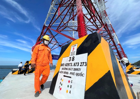 Nhìn lại công trình đường điện 220kV vượt biển lịch sử - Ảnh 7. Nhìn lại công trình đường điện 220kV vượt biển lịch sử - Ảnh 7.