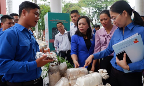 Anh Nguyễn Văn Màng (trái) giới thiệu các sản phẩm của cơ sở nấm Ba Thanh tại ngày hội “Hoa của đất” 2022 - Ảnh: K.ANH Anh Nguyễn Văn Màng (trái) giới thiệu các sản phẩm của cơ sở nấm Ba Thanh tại ngày hội “Hoa của đất” 2022 - Ảnh: K.ANH