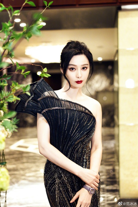 Phạm Băng Băng đóng cảnh đồng tính ‘nóng bỏng với người đẹp phi giới tính Lee Joo Young - Ảnh 1. Phạm Băng Băng đóng cảnh đồng tính ‘nóng bỏng với người đẹp phi giới tính Lee Joo Young - Ảnh 1.