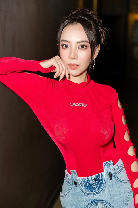 Thu Trang khoe vòng eo con kiến, nhan sắc lão hóa ngược ngày đầu năm - Ảnh 4. Thu Trang khoe vòng eo con kiến, nhan sắc lão hóa ngược ngày đầu năm - Ảnh 4.