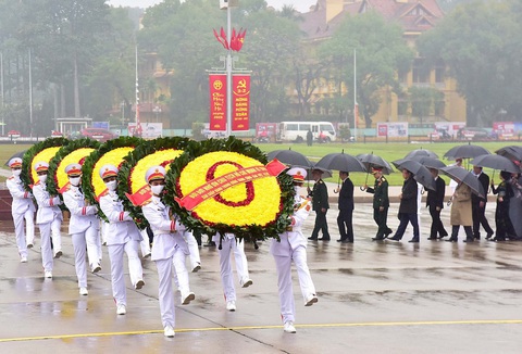 Lãnh đạo Đảng, Nhà nước vào lăng viếng Chủ tịch Hồ Chí Minh nhân ngày thành lập Đảng - Ảnh 1. Lãnh đạo Đảng, Nhà nước vào lăng viếng Chủ tịch Hồ Chí Minh nhân ngày thành lập Đảng - Ảnh 1.