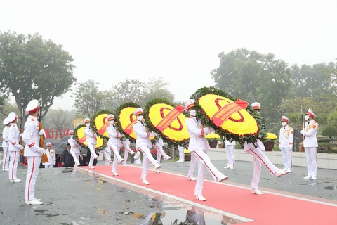 Lãnh đạo Đảng, Nhà nước vào lăng viếng Chủ tịch Hồ Chí Minh nhân ngày thành lập Đảng - Ảnh 4. Lãnh đạo Đảng, Nhà nước vào lăng viếng Chủ tịch Hồ Chí Minh nhân ngày thành lập Đảng - Ảnh 4.