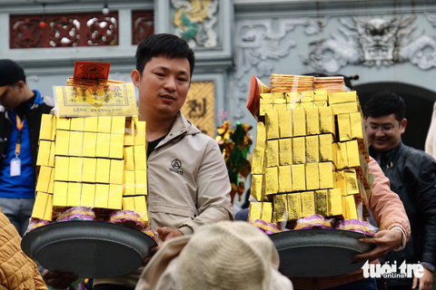 ‘Vay tiền, xin lộc’ đền Bà Chúa Kho: Đốt vàng mã giảm nhẹ, vẫn nhét tiền qua khe cửa - Ảnh 1. ‘Vay tiền, xin lộc’ đền Bà Chúa Kho: Đốt vàng mã giảm nhẹ, vẫn nhét tiền qua khe cửa - Ảnh 1.