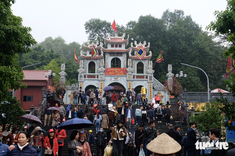 ‘Vay tiền, xin lộc’ đền Bà Chúa Kho: Đốt vàng mã giảm nhẹ, vẫn nhét tiền qua khe cửa - Ảnh 2. ‘Vay tiền, xin lộc’ đền Bà Chúa Kho: Đốt vàng mã giảm nhẹ, vẫn nhét tiền qua khe cửa - Ảnh 2.