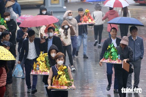 ‘Vay tiền, xin lộc’ đền Bà Chúa Kho: Đốt vàng mã giảm nhẹ, vẫn nhét tiền qua khe cửa - Ảnh 4. ‘Vay tiền, xin lộc’ đền Bà Chúa Kho: Đốt vàng mã giảm nhẹ, vẫn nhét tiền qua khe cửa - Ảnh 4.