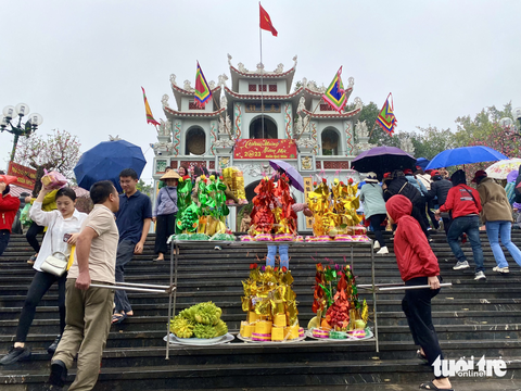 ‘Vay tiền, xin lộc’ đền Bà Chúa Kho: Đốt vàng mã giảm nhẹ, vẫn nhét tiền qua khe cửa - Ảnh 6. ‘Vay tiền, xin lộc’ đền Bà Chúa Kho: Đốt vàng mã giảm nhẹ, vẫn nhét tiền qua khe cửa - Ảnh 6.