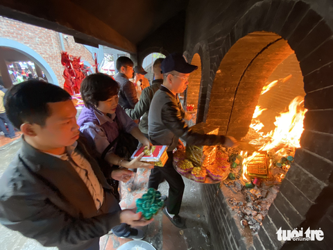 ‘Vay tiền, xin lộc’ đền Bà Chúa Kho: Đốt vàng mã giảm nhẹ, vẫn nhét tiền qua khe cửa - Ảnh 10. ‘Vay tiền, xin lộc’ đền Bà Chúa Kho: Đốt vàng mã giảm nhẹ, vẫn nhét tiền qua khe cửa - Ảnh 10.