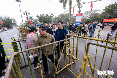 Dựng hàng rào sắt, camera an ninh ngăn cảnh cướp lộc đêm khai ấn đền Trần - Ảnh 5. Dựng hàng rào sắt, camera an ninh ngăn cảnh cướp lộc đêm khai ấn đền Trần - Ảnh 5.