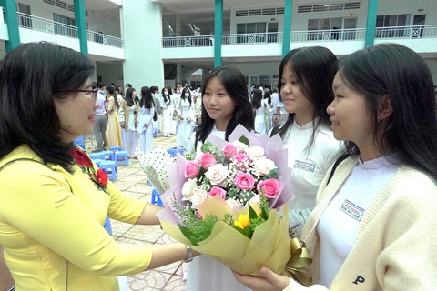 Giải bài toán áp lực đồng trang lứa - Ảnh 1. Giải bài toán áp lực đồng trang lứa - Ảnh 1.