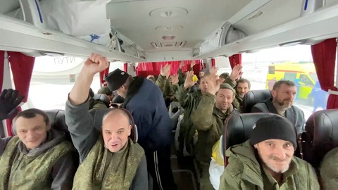 Nga và Ukraine trao đổi gần 200 tù binh cùng hai thi thể tình nguyện viên người Anh - Ảnh 1. Nga và Ukraine trao đổi gần 200 tù binh cùng hai thi thể tình nguyện viên người Anh - Ảnh 1.