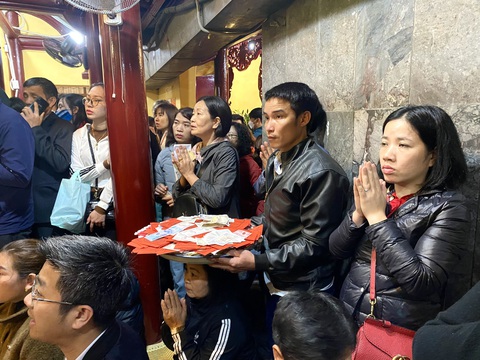 ‘Vay tiền, xin lộc’ đền Bà Chúa Kho: Đốt vàng mã giảm nhẹ, vẫn nhét tiền qua khe cửa - Ảnh 9. ‘Vay tiền, xin lộc’ đền Bà Chúa Kho: Đốt vàng mã giảm nhẹ, vẫn nhét tiền qua khe cửa - Ảnh 9.