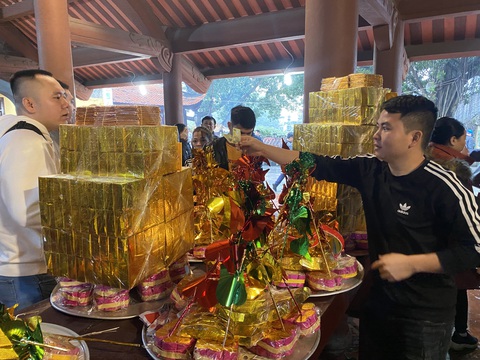 ‘Vay tiền, xin lộc’ đền Bà Chúa Kho: Đốt vàng mã giảm nhẹ, vẫn nhét tiền qua khe cửa - Ảnh 7. ‘Vay tiền, xin lộc’ đền Bà Chúa Kho: Đốt vàng mã giảm nhẹ, vẫn nhét tiền qua khe cửa - Ảnh 7.