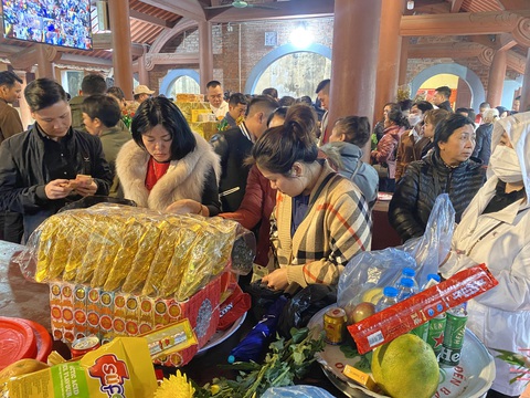 ‘Vay tiền, xin lộc’ đền Bà Chúa Kho: Đốt vàng mã giảm nhẹ, vẫn nhét tiền qua khe cửa - Ảnh 8. ‘Vay tiền, xin lộc’ đền Bà Chúa Kho: Đốt vàng mã giảm nhẹ, vẫn nhét tiền qua khe cửa - Ảnh 8.