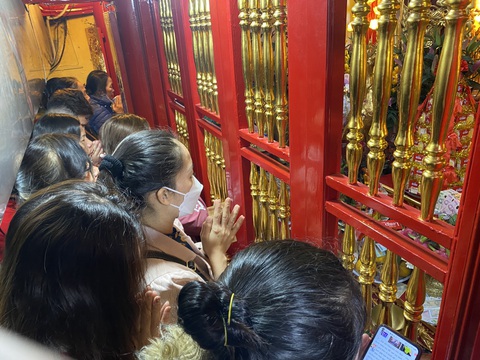 ‘Vay tiền, xin lộc’ đền Bà Chúa Kho: Đốt vàng mã giảm nhẹ, vẫn nhét tiền qua khe cửa - Ảnh 11. ‘Vay tiền, xin lộc’ đền Bà Chúa Kho: Đốt vàng mã giảm nhẹ, vẫn nhét tiền qua khe cửa - Ảnh 11.