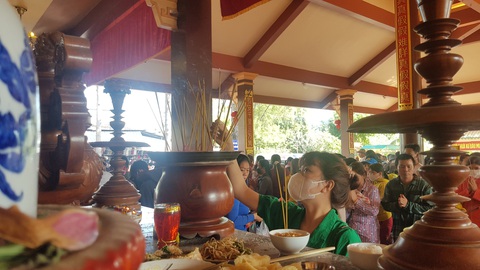 Người miền Tây đội nắng nhích từng chút đi cúng chùa - Ảnh 3. Người miền Tây đội nắng nhích từng chút đi cúng chùa - Ảnh 3.