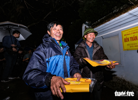 Thức trọn đêm mưa lạnh xếp hàng xin ấn đền Trần - Ảnh 5. Thức trọn đêm mưa lạnh xếp hàng xin ấn đền Trần - Ảnh 5.