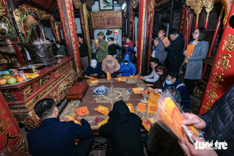 Thức trọn đêm mưa lạnh xếp hàng xin ấn đền Trần - Ảnh 7. Thức trọn đêm mưa lạnh xếp hàng xin ấn đền Trần - Ảnh 7.
