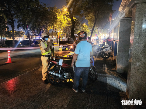 Cảnh sát giao thông ‘mỏi tay’ xử lý vi phạm nồng độ cồn sau Tết - Ảnh 3. Cảnh sát giao thông ‘mỏi tay’ xử lý vi phạm nồng độ cồn sau Tết - Ảnh 3.