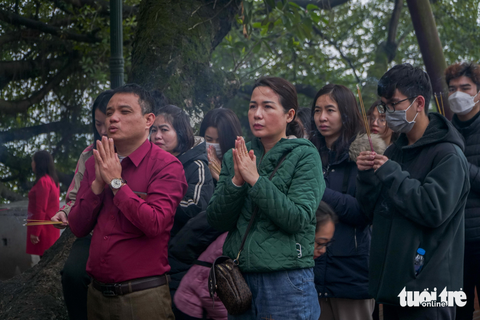 Người Hà Nội đội mưa đi lễ phủ Tây Hồ ngày rằm tháng giêng - Ảnh 2. Người Hà Nội đội mưa đi lễ phủ Tây Hồ ngày rằm tháng giêng - Ảnh 2.