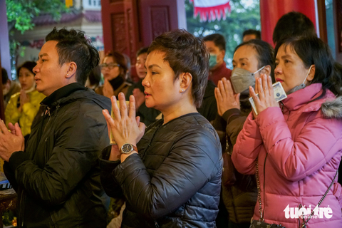 Người Hà Nội đội mưa đi lễ phủ Tây Hồ ngày rằm tháng giêng - Ảnh 3. Người Hà Nội đội mưa đi lễ phủ Tây Hồ ngày rằm tháng giêng - Ảnh 3.