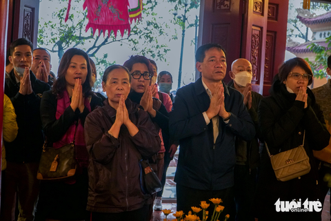 Người Hà Nội đội mưa đi lễ phủ Tây Hồ ngày rằm tháng giêng - Ảnh 4. Người Hà Nội đội mưa đi lễ phủ Tây Hồ ngày rằm tháng giêng - Ảnh 4.