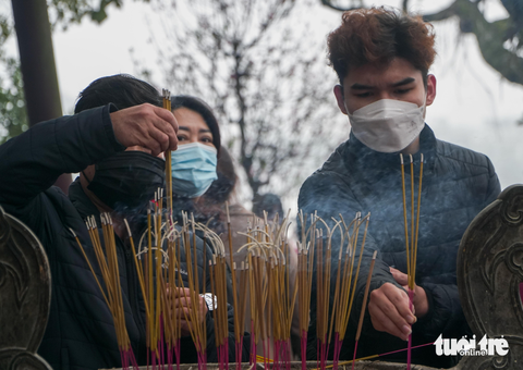 Người Hà Nội đội mưa đi lễ phủ Tây Hồ ngày rằm tháng giêng - Ảnh 5. Người Hà Nội đội mưa đi lễ phủ Tây Hồ ngày rằm tháng giêng - Ảnh 5.