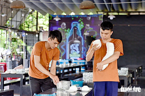 Những chàng "hiệp sĩ" vớt rác kênh rạch - Ảnh 4. Những chàng "hiệp sĩ" vớt rác kênh rạch - Ảnh 4.