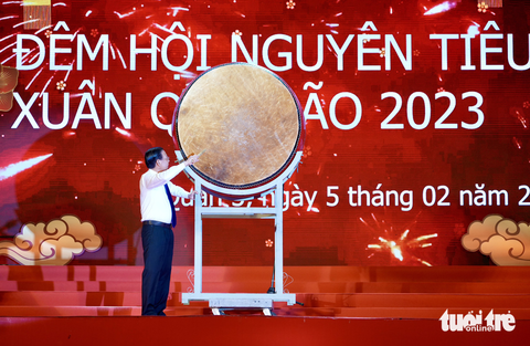 Biển người diễu hành vui Tết Nguyên tiêu tại TP.HCM - Ảnh 1. Biển người diễu hành vui Tết Nguyên tiêu tại TP.HCM - Ảnh 1.
