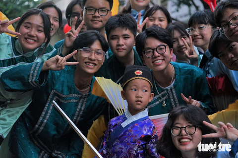 Biển người diễu hành vui Tết Nguyên tiêu tại TP.HCM - Ảnh 9. Biển người diễu hành vui Tết Nguyên tiêu tại TP.HCM - Ảnh 9.