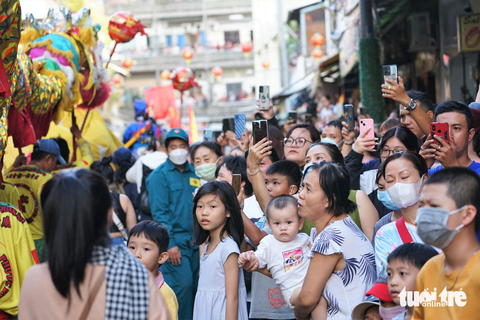 Biển người diễu hành vui Tết Nguyên tiêu tại TP.HCM - Ảnh 11. Biển người diễu hành vui Tết Nguyên tiêu tại TP.HCM - Ảnh 11.