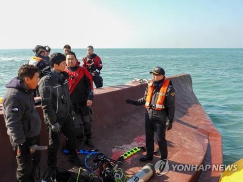 Lật tàu cá ở Hàn Quốc, 9 người mất tích - Ảnh 1. Lật tàu cá ở Hàn Quốc, 9 người mất tích - Ảnh 1.