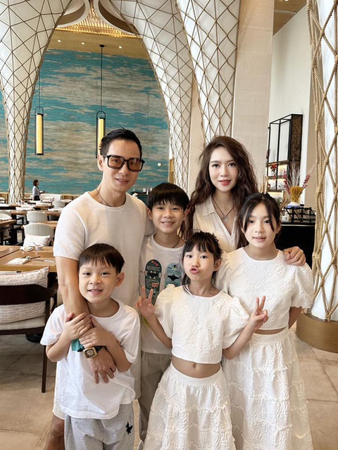 Ảnh vui sao Việt 5-2: Bốn con lí lắc bên vợ chồng Lý Hải - Minh Hà - Ảnh 1. Ảnh vui sao Việt 5-2: Bốn con lí lắc bên vợ chồng Lý Hải - Minh Hà - Ảnh 1.