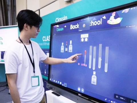 Người thầy trước "cơn bão" công nghệ - Ảnh 3. Người thầy trước "cơn bão" công nghệ - Ảnh 3.