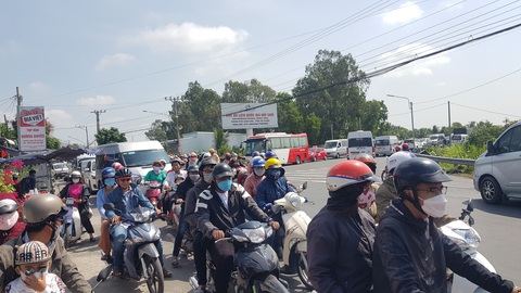 Người miền Tây đội nắng nhích từng chút đi cúng chùa - Ảnh 7. Người miền Tây đội nắng nhích từng chút đi cúng chùa - Ảnh 7.