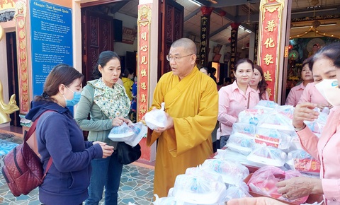 Người miền Tây đội nắng nhích từng chút đi cúng chùa - Ảnh 4. Người miền Tây đội nắng nhích từng chút đi cúng chùa - Ảnh 4.