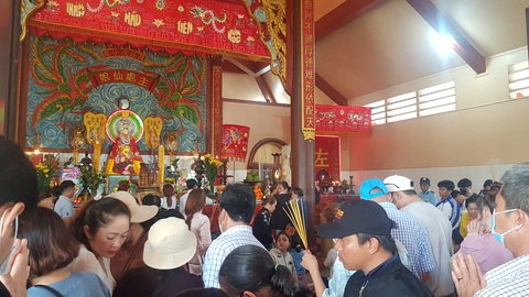 Người miền Tây đội nắng nhích từng chút đi cúng chùa - Ảnh 1. Người miền Tây đội nắng nhích từng chút đi cúng chùa - Ảnh 1.