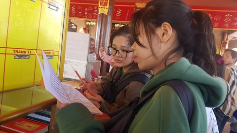 Người miền Tây đội nắng nhích từng chút đi cúng chùa - Ảnh 5. Người miền Tây đội nắng nhích từng chút đi cúng chùa - Ảnh 5.