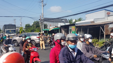 Người miền Tây đội nắng nhích từng chút đi cúng chùa - Ảnh 6. Người miền Tây đội nắng nhích từng chút đi cúng chùa - Ảnh 6.