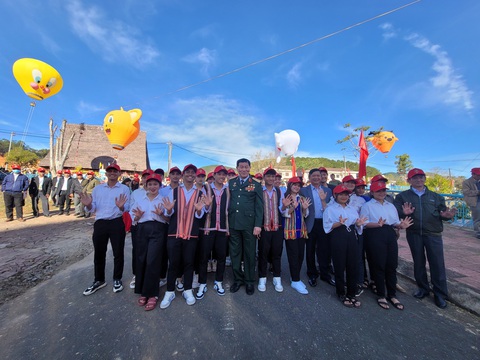 Học sinh hào hứng bay khinh khí cầu cùng Anh hùng Phạm Tuân - Ảnh 2. Học sinh hào hứng bay khinh khí cầu cùng Anh hùng Phạm Tuân - Ảnh 2.