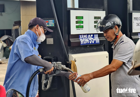 Thương nhân phân phối xăng dầu thấp thỏm lo bị siết nguồn cung - Ảnh 1. Thương nhân phân phối xăng dầu thấp thỏm lo bị siết nguồn cung - Ảnh 1.