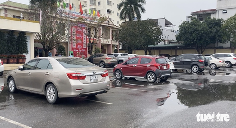 Bắt giám đốc và 12 cấp dưới ở trung tâm đăng kiểm Nghệ An - Ảnh 2. Bắt giám đốc và 12 cấp dưới ở trung tâm đăng kiểm Nghệ An - Ảnh 2.